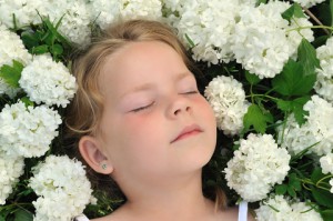 Sovende barn blandt blomster