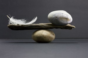 En fjer og sten balancerer